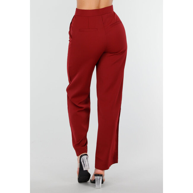 Bordeauxfarbenes Set mit ärmellosem Oberteil, auffälligem Gürtel und weit geschnittener Hose