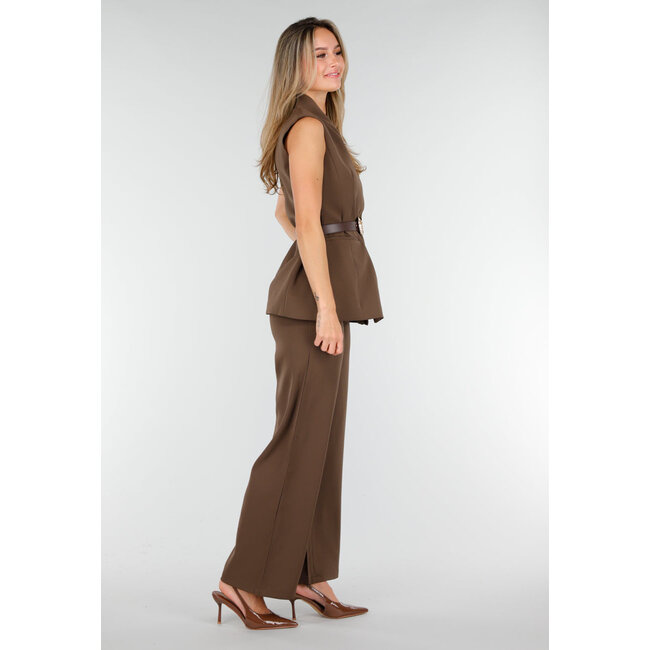 Braunes Set mit ärmellosem Oberteil, auffälligem Gürtel und weit geschnittener Hose