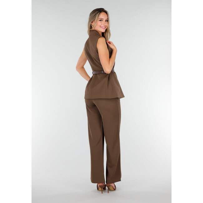 Braunes Set mit ärmellosem Oberteil, auffälligem Gürtel und weit geschnittener Hose