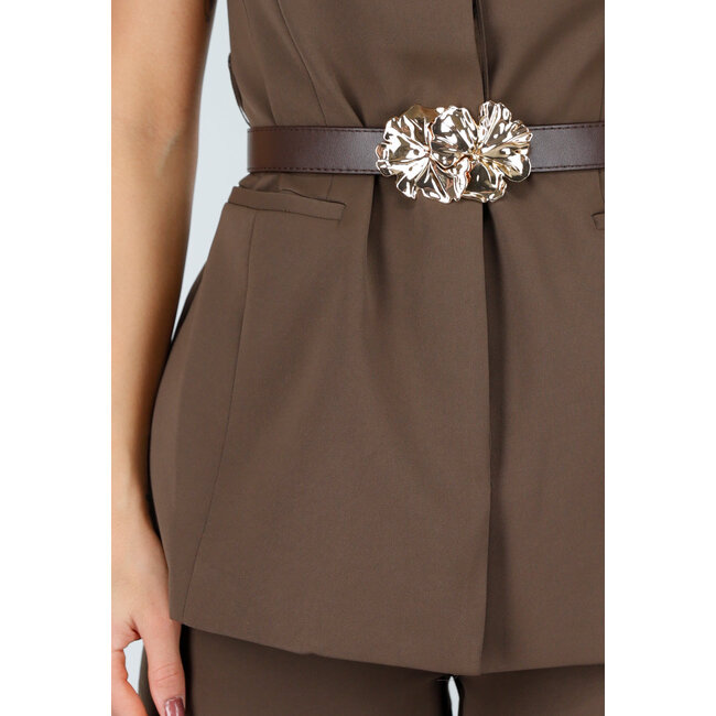 Braunes Set mit ärmellosem Oberteil, auffälligem Gürtel und weit geschnittener Hose