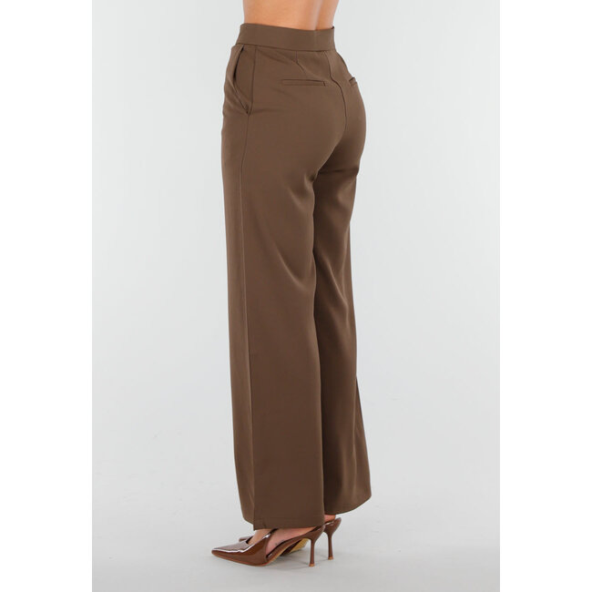 Braunes Set mit ärmellosem Oberteil, auffälligem Gürtel und weit geschnittener Hose