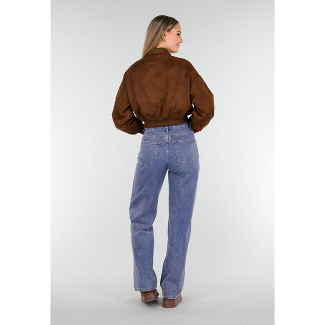 Braune kurze Bomberjacke mit silberfarbenem Reißverschluss und Utility-Tasche am Ärmel