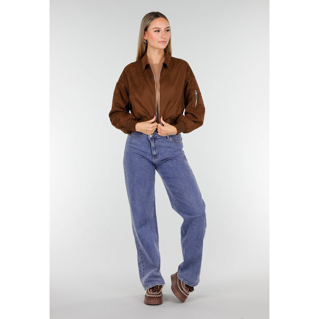 Braune kurze Bomberjacke mit silberfarbenem Reißverschluss und Utility-Tasche am Ärmel