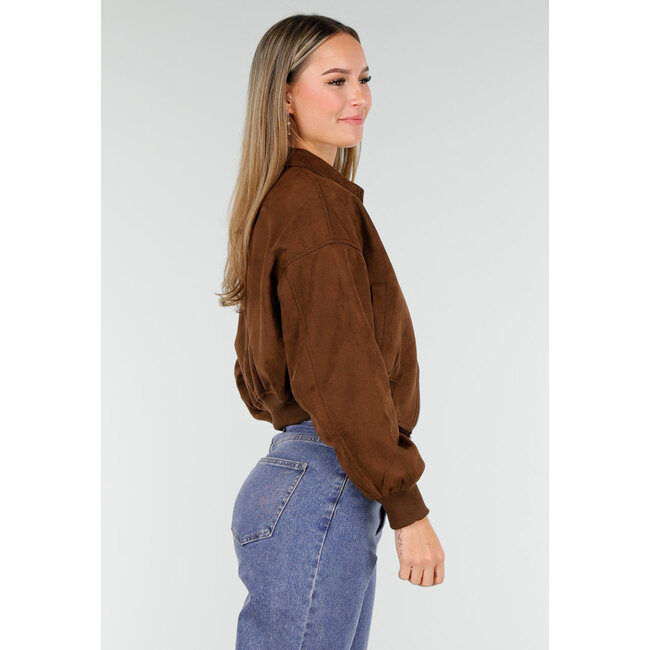 Braune kurze Bomberjacke mit silberfarbenem Reißverschluss und Utility-Tasche am Ärmel