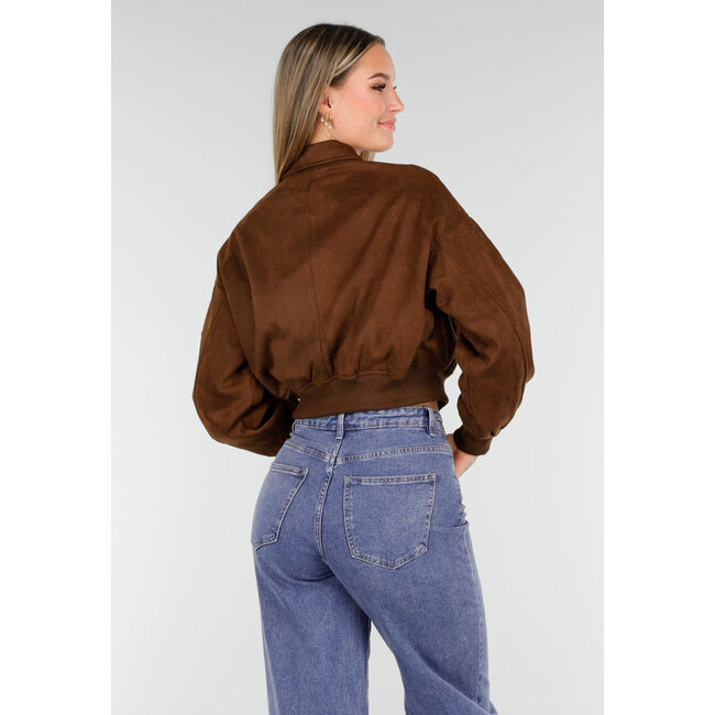 Braune kurze Bomberjacke mit silberfarbenem Reißverschluss und Utility-Tasche am Ärmel