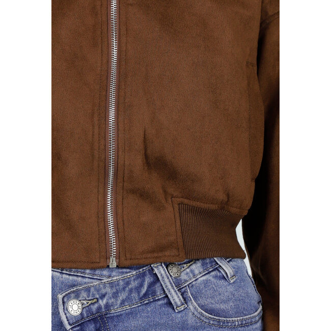 Braune kurze Bomberjacke mit silberfarbenem Reißverschluss und Utility-Tasche am Ärmel