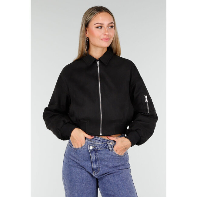 Schwarze kurze Bomberjacke mit silberfarbenem Reißverschluss und Utility-Tasche am Ärmel