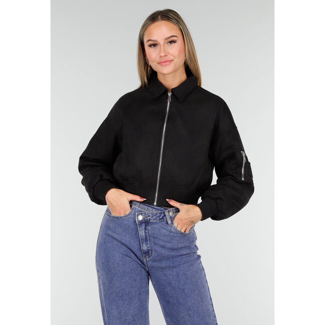 Schwarze kurze Bomberjacke mit silberfarbenem Reißverschluss und Utility-Tasche am Ärmel