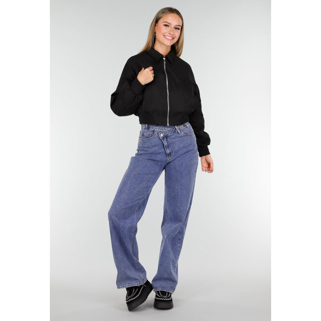 Schwarze kurze Bomberjacke mit silberfarbenem Reißverschluss und Utility-Tasche am Ärmel