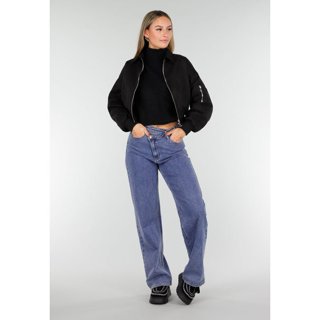 Schwarze kurze Bomberjacke mit silberfarbenem Reißverschluss und Utility-Tasche am Ärmel