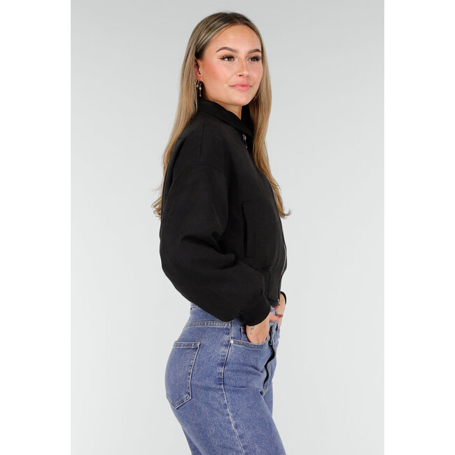 Schwarze kurze Bomberjacke mit silberfarbenem Reißverschluss und Utility-Tasche am Ärmel