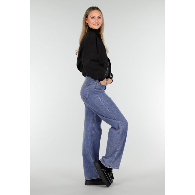 Schwarze kurze Bomberjacke mit silberfarbenem Reißverschluss und Utility-Tasche am Ärmel