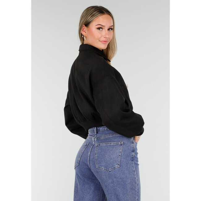 Schwarze kurze Bomberjacke mit silberfarbenem Reißverschluss und Utility-Tasche am Ärmel