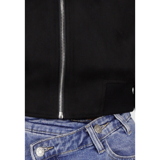 Schwarze kurze Bomberjacke mit silberfarbenem Reißverschluss und Utility-Tasche am Ärmel