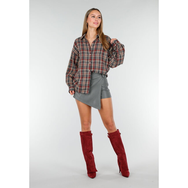 Oversized-Bluse mit Karomuster in Rot-Grün-Tartan und Druckknopfverschluss