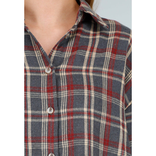 Oversized-Bluse mit Karomuster in Rot-Grün-Tartan und Druckknopfverschluss
