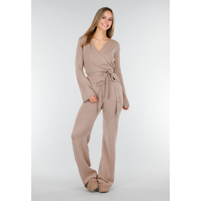 Beige gestrickte Lounge-Hose mit Kordelzug und geraden, weit fallenden Beinen