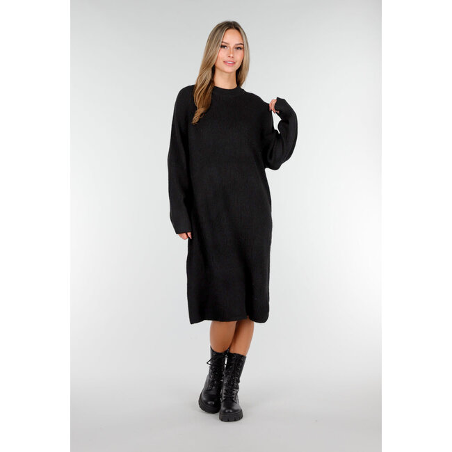 Schwarzes Strickkleid mit langen Ärmeln und geradem Rippmuster