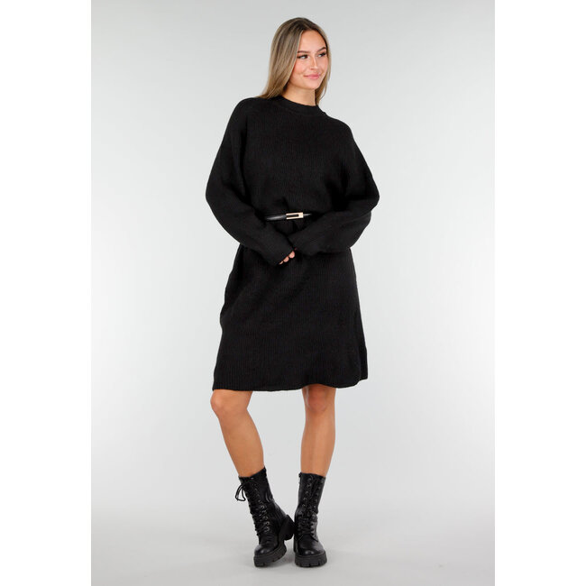 Schwarzes Strickkleid mit langen Ärmeln und geradem Rippmuster