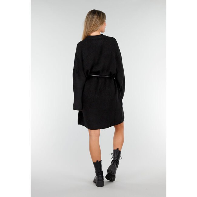 Schwarzes Strickkleid mit langen Ärmeln und geradem Rippmuster