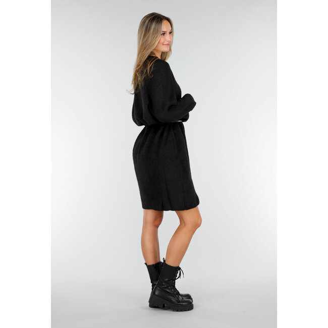 Schwarzes Strickkleid mit langen Ärmeln und geradem Rippmuster