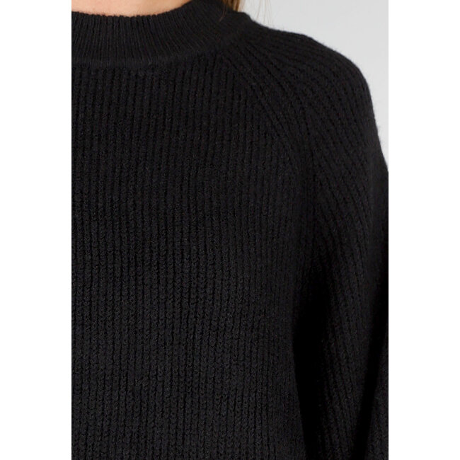 Schwarzes Strickkleid mit langen Ärmeln und geradem Rippmuster