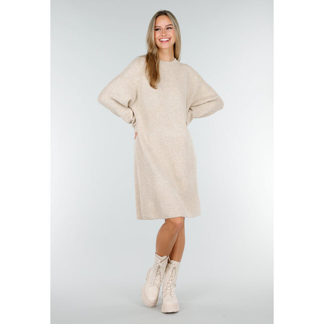 Beiges Strickkleid mit langen Ärmeln und geradem Rippmuster