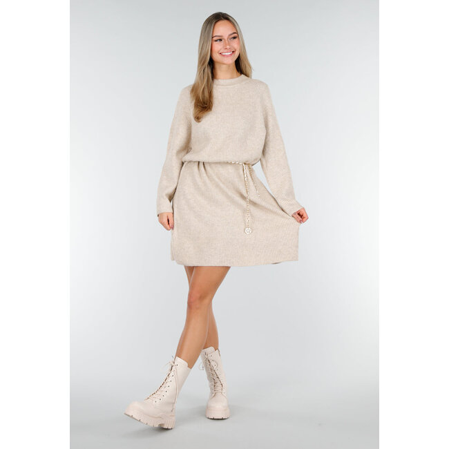 Beiges Strickkleid mit langen Ärmeln und geradem Rippmuster