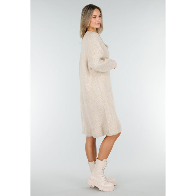 Beiges Strickkleid mit langen Ärmeln und geradem Rippmuster