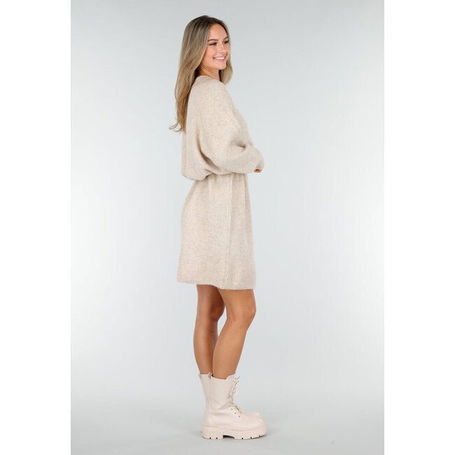 Beiges Strickkleid mit langen Ärmeln und geradem Rippmuster