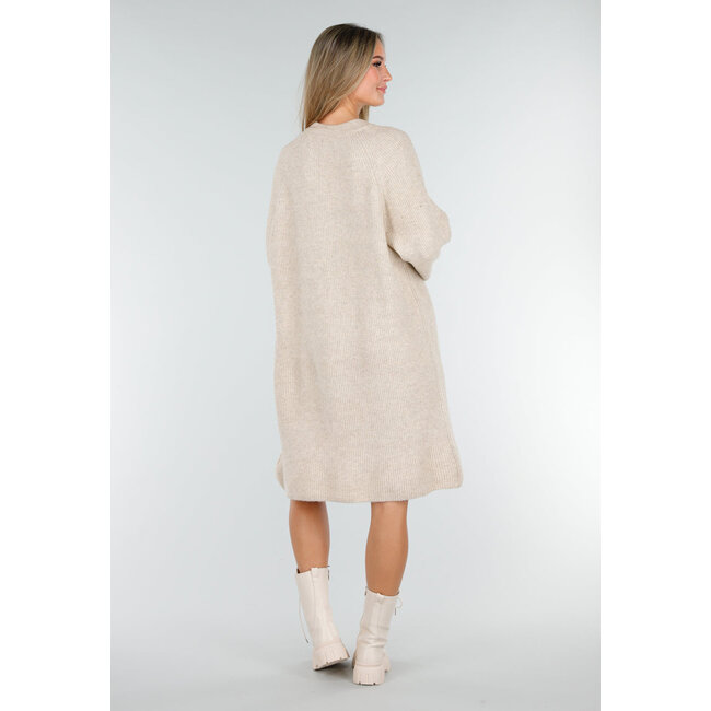 Beiges Strickkleid mit langen Ärmeln und geradem Rippmuster
