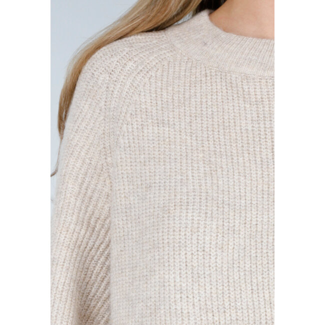 Beiges Strickkleid mit langen Ärmeln und geradem Rippmuster