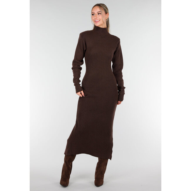 Braunes langes Strickkleid mit hohem Kragen, Schulterpolstern und Schlitz hinten