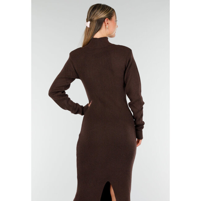 Braunes langes Strickkleid mit hohem Kragen, Schulterpolstern und Schlitz hinten