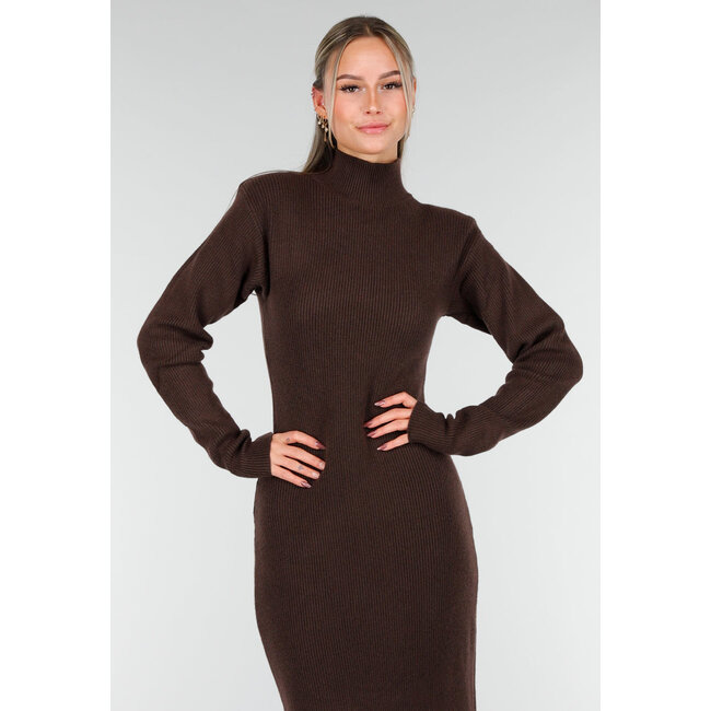 Braunes langes Strickkleid mit hohem Kragen, Schulterpolstern und Schlitz hinten
