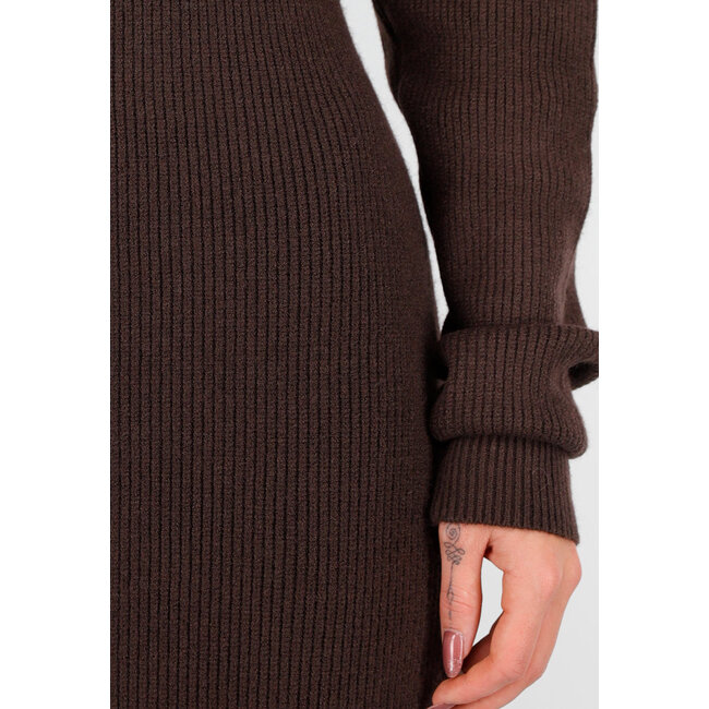 Braunes langes Strickkleid mit hohem Kragen, Schulterpolstern und Schlitz hinten