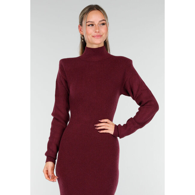 Bordeaux Langes Strickkleid mit hohem Kragen, Schulterpolstern und Schlitz hinten