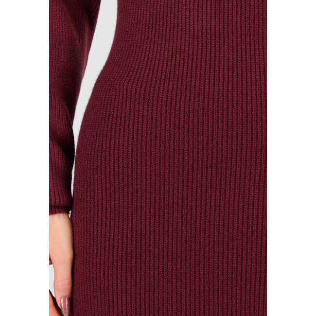 Bordeaux Langes Strickkleid mit hohem Kragen, Schulterpolstern und Schlitz hinten