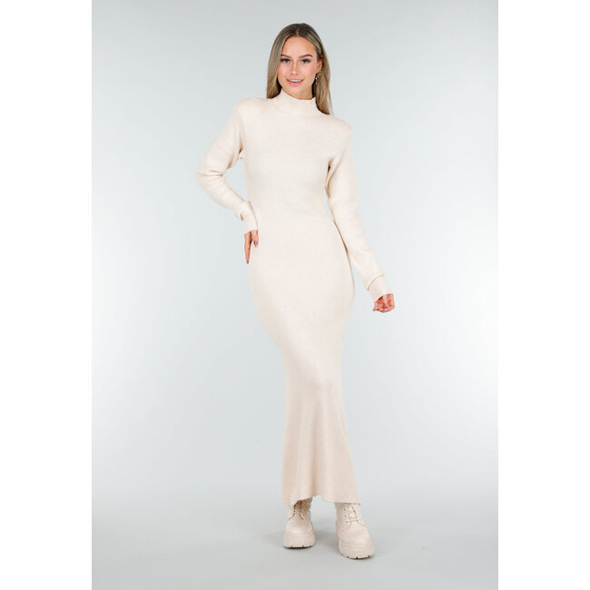 Beiges langes Strickkleid mit hohem Kragen, Schulterpolstern und Schlitz