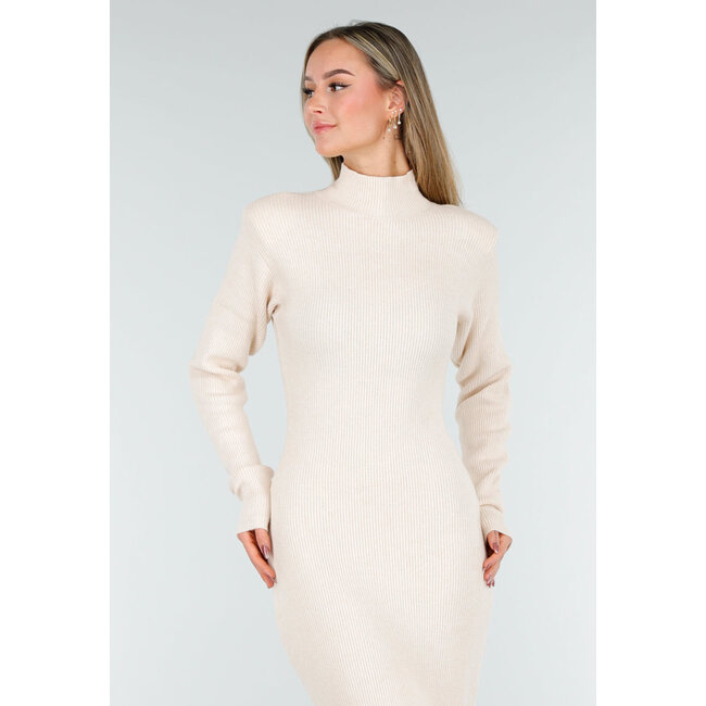 Beiges langes Strickkleid mit hohem Kragen, Schulterpolstern und Schlitz