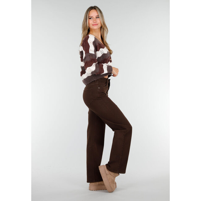 Braun-beige Strickjacke mit Wellenstreifen und herzförmigen Knöpfen