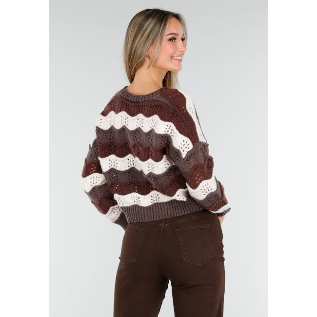 Braun-beige Strickjacke mit Wellenstreifen und herzförmigen Knöpfen