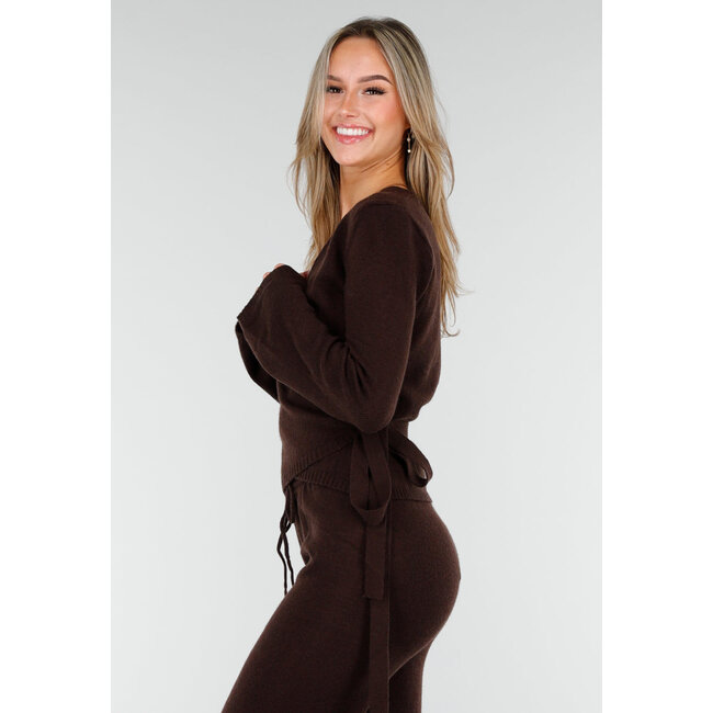 Braunes Strick-Wickeloberteil mit Schleifengürtel und langen Ärmeln
