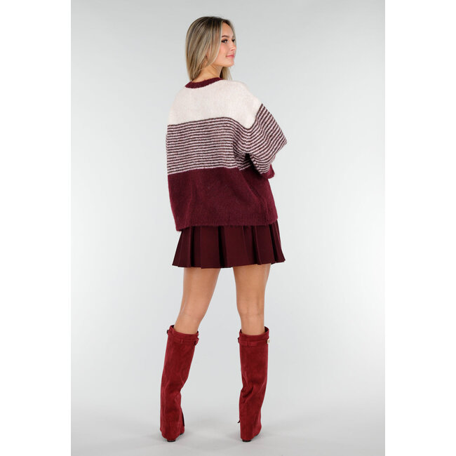 Bordeauxfarbenes gestreiftes Jäckchen mit Knopfverschluss und kontrastierenden Bündchen