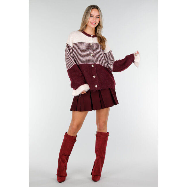 Bordeauxfarbenes gestreiftes Jäckchen mit Knopfverschluss und kontrastierenden Bündchen