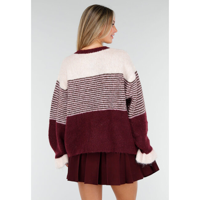 Bordeauxfarbenes gestreiftes Jäckchen mit Knopfverschluss und kontrastierenden Bündchen