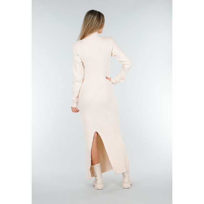 Beiges langes Strickkleid mit hohem Kragen, Schulterpolstern und Schlitz