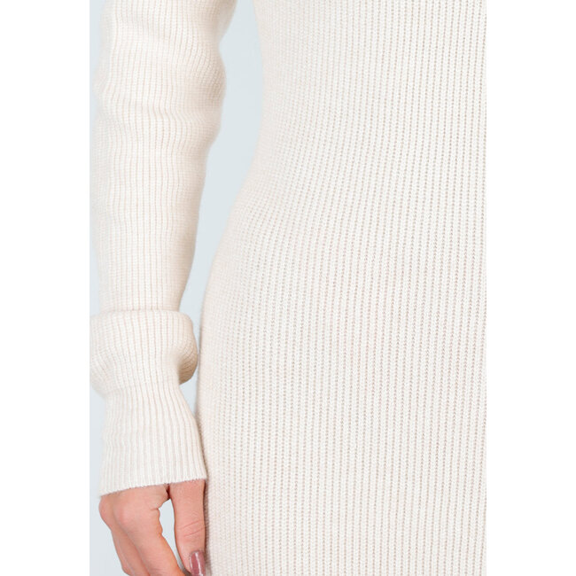 Beiges langes Strickkleid mit hohem Kragen, Schulterpolstern und Schlitz