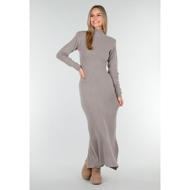 Taupefarbenes langes Strickkleid mit hohem Kragen, Schulterpolstern und Schlitz hinten