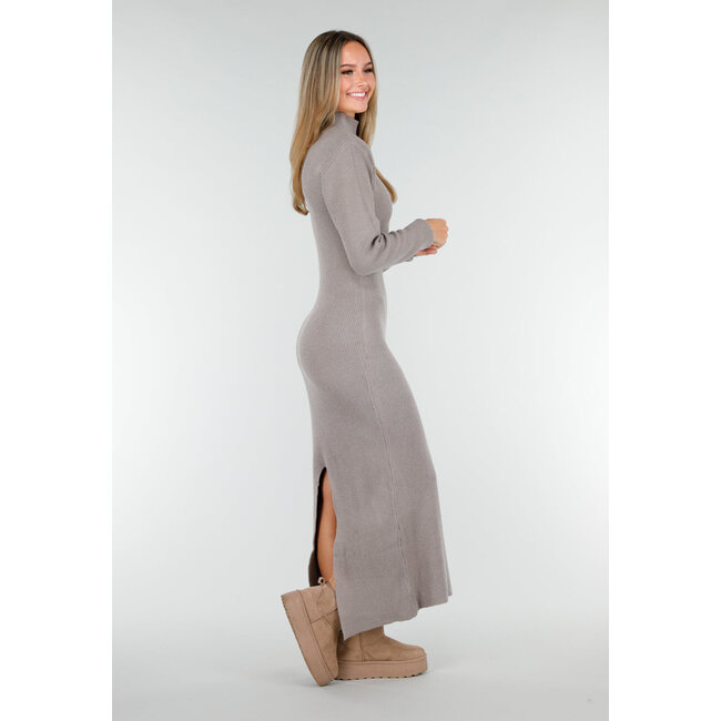 Taupefarbenes langes Strickkleid mit hohem Kragen, Schulterpolstern und Schlitz hinten